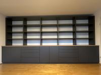 Bücherregal mit Schubladen