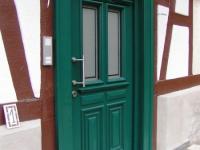 Haustür in grün mit zwei Milchglas-Lichtausschnitten 