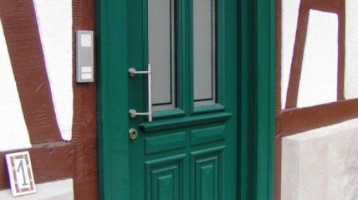 Haustür in grün mit zwei Milchglas-Lichtausschnitten