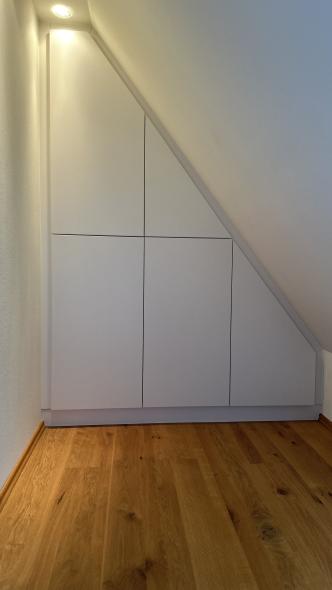 Einbauschrank Dachgiebel