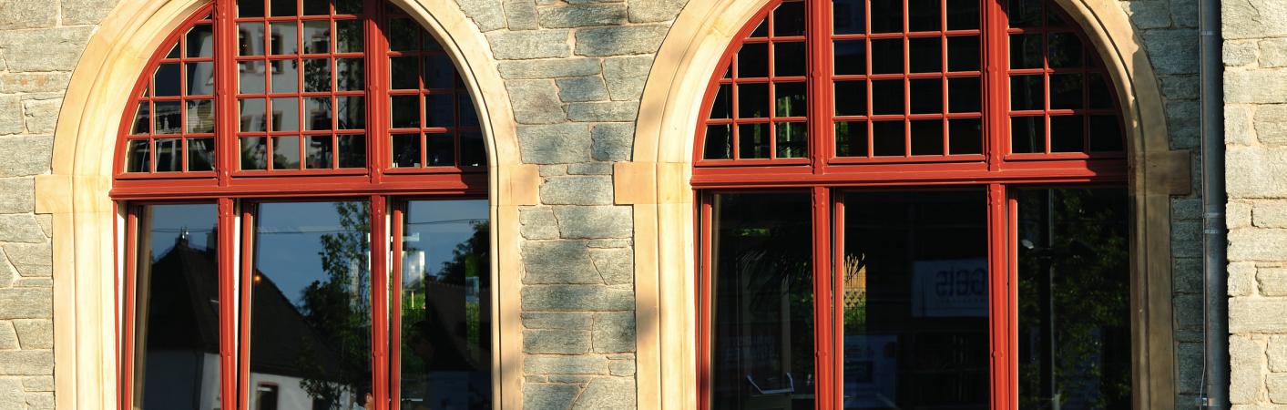 Rundbogenfenster mit Sprossen Denkmalschutz